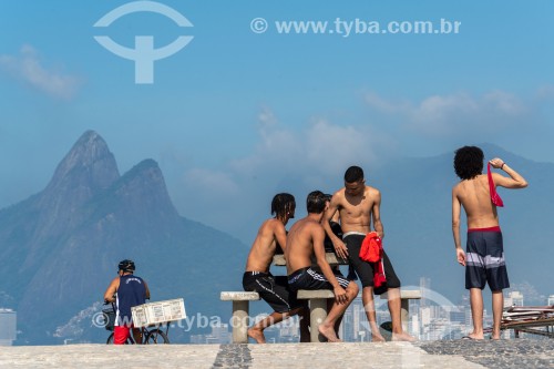 Jovens no calçadão do Arpoador com o Morro Dois Irmãos ao fundo - Rio de Janeiro - Rio de Janeiro (RJ) - Brasil