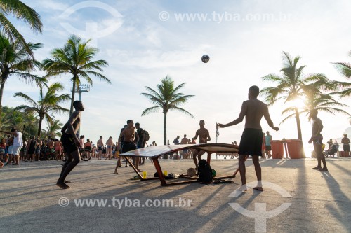 Jovens praticando futmesa, esporte que mistura  futebol, vôlei e tênis de mesa - calçadão da Praia do Arpoador - Rio de Janeiro - Rio de Janeiro (RJ) - Brasil