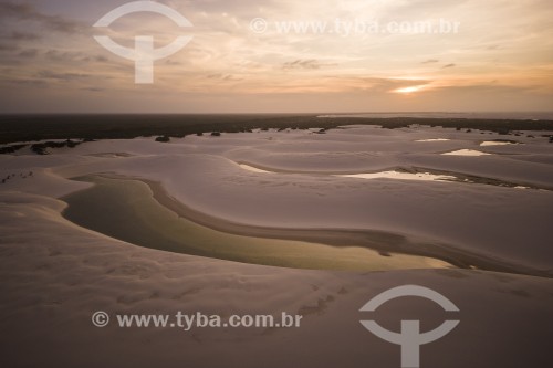 Foto feita com drone de lagoas e dunas no Parque Nacional dos Lençóis Maranhenses - Barreirinhas - Maranhão (MA) - Brasil