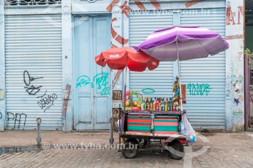 Carrinho de vendedor ambulante de bebidas em frente à Fundição Progresso - Rio de Janeiro - Rio de Janeiro (RJ) - Brasil