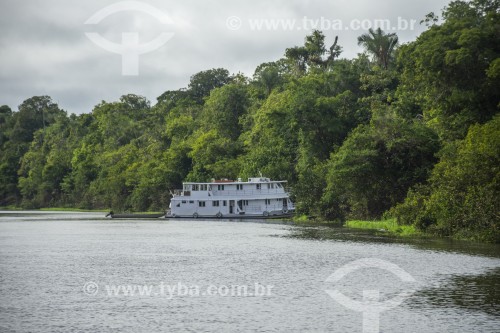 Barco turístico em rio na floresta amazônica - Reserva de Desenvolvimento Sustentável do Tupé - Manaus - Amazonas (AM) - Brasil