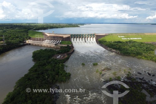 Foto feita com drone da Usina hidrelétrica de Marimbondo no Rio Grande com o vertedouro aberto após chuvas intensas, entre os municípios de Fronteira (MG) e Icém (SP) - Icém - São Paulo (SP) - Brasil