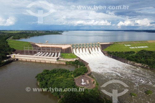 Foto feita com drone da Usina hidrelétrica de Marimbondo no Rio Grande com o vertedouro aberto após chuvas intensas, entre os municípios de Fronteira (MG) e Icém (SP) - Icém - São Paulo (SP) - Brasil