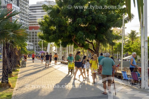 Pessoas e turistas caminhando na orla da Avenida Beira Mar - Fortaleza - Ceará (CE) - Brasil
