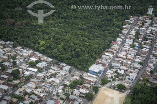 Vista aárea de casas em bairro no limite da floresta amazônica - Manaus - Amazonas (AM) - Brasil