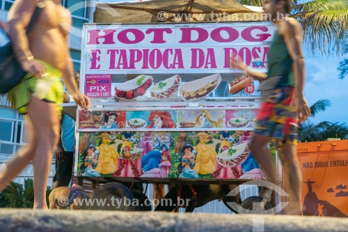 Carroçinha de cachorro quente na Praia do Arpoador - Rio de Janeiro - Rio de Janeiro (RJ) - Brasil