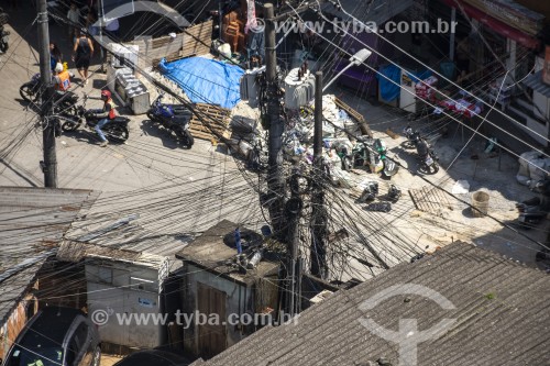 Poste com excesso de fios na Favela da Rocinha - Rio de Janeiro - Rio de Janeiro (RJ) - Brasil