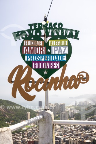 Sinalização turística em terraço de casa - Favela da Rocinha - Rio de Janeiro - Rio de Janeiro (RJ) - Brasil