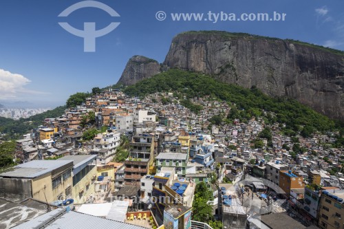 Casas na Favela da Rocinha com Morro Dois Irmãos ao fundo - Rio de Janeiro - Rio de Janeiro (RJ) - Brasil