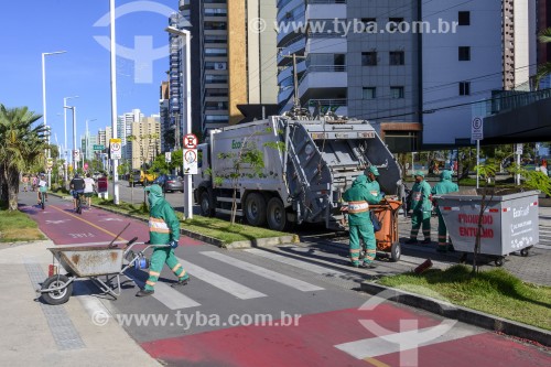Garis fazendo limpeza na Avenida Beira Mar - Fortaleza - Ceará (CE) - Brasil