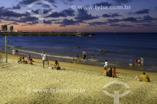 Banhistas na Praia Mansa ao entardecer - Fortaleza - Ceará (CE) - Brasil