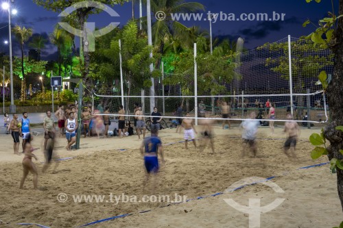 Pessoas jogando voleibol à noite em quadras esportivas na beira-mar - Praia do Naútico - Fortaleza - Ceará (CE) - Brasil