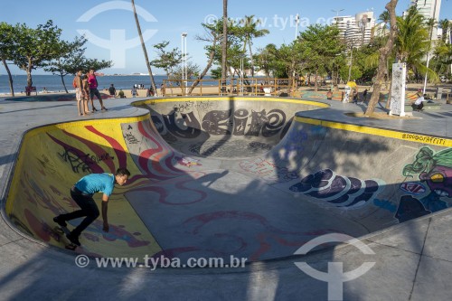 Skatista em manobra na pista de skate da orla da Praia do Náutico - Fortaleza - Ceará (CE) - Brasil