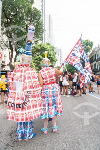 Casal fantasiado - Foliões durante desfile do bloco de carnaval de rua Cordão da Bola Preta - Rio de Janeiro - Rio de Janeiro (RJ) - Brasil