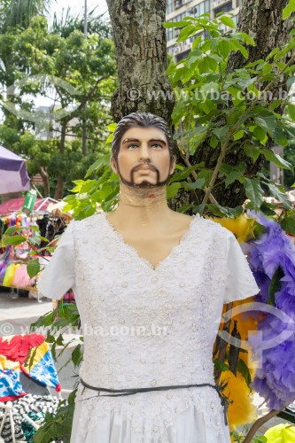 Manequim de homem vestido de mulher na feira de rua do Largo do Machado - Rio de Janeiro - Rio de Janeiro (RJ) - Brasil