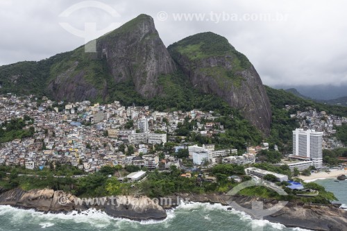 Vista aérea do Morro Dois Irmãos com a Favela do Vidigal  - Rio de Janeiro - Rio de Janeiro (RJ) - Brasil