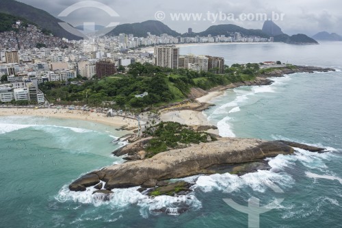 Vista aérea da Pedra do Arpoador com a Praia de Copacabana e o Pão de Açúcar ao fundo  - Rio de Janeiro - Rio de Janeiro (RJ) - Brasil