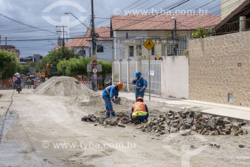 Trabalhadores refazendo o calçamento de rua após colocação de tubulação de rede de água - Fortaleza - Ceará (CE) - Brasil