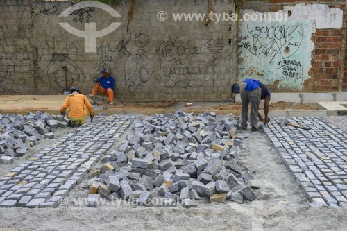 Trabalhadores fazendo calçamento com paralepípedo na obra de reurbanização do Rio Maranguapinho - Fortaleza - Ceará (CE) - Brasil