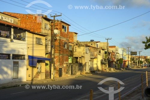 Moradias populares geminadas com fachada na calçada - Fortaleza - Ceará (CE) - Brasil