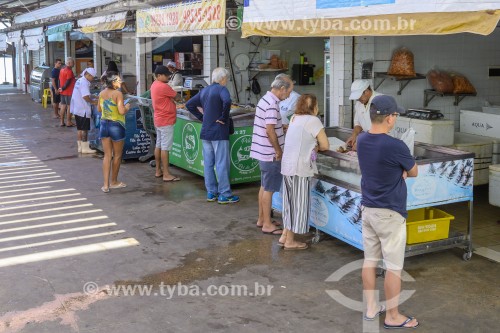 Pessoas comprando no Mercado do Peixe - Fortaleza - Ceará (CE) - Brasil