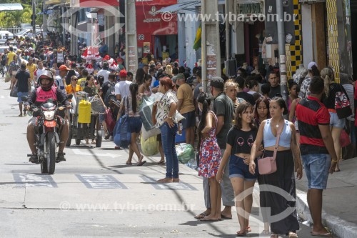 Pessoas caminhando em região de comércio popular - Fortaleza - Ceará (CE) - Brasil