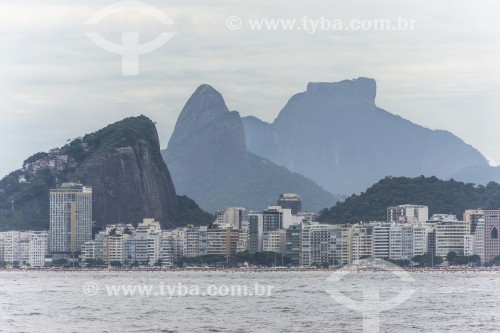 Copacabana vista do mar com Morro Dois Irmãos e Pedra da Gávea ao fundo - Rio de Janeiro - Rio de Janeiro (RJ) - Brasil