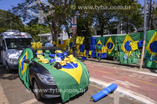 Venda de bandeira brasileira e bonés para manifestantes que pedem intervenção das forças armadas contra o resultado da eleição presincial de 2022 - São Paulo - São Paulo (SP) - Brasil