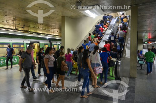 Passageiros desembarcando do metrô na Estação José de Alencar - Fortaleza - Ceará (CE) - Brasil