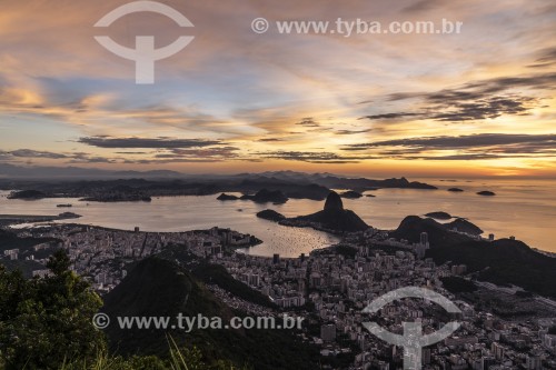 Vista do Pão de Açúcar e da Enseada de Botafogo a partir do mirante do Cristo Redentor durante o amanhecer  - Rio de Janeiro - Rio de Janeiro (RJ) - Brasil