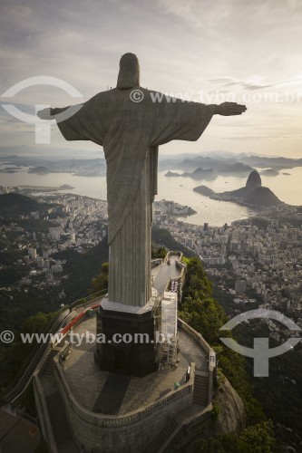 Foto feita com drone do Cristo Redentor com o Pão de Açúcar ao fundo ao amanhecer - Rio de Janeiro - Rio de Janeiro (RJ) - Brasil