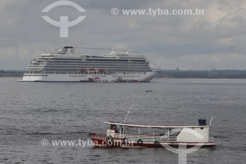 Barco e navio de turismo no Rio Negro - Manaus - Amazonas (AM) - Brasil