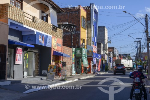 Rua no centro da cidade com sobrados de uso comercial no térreo e residencial na parte superior - Caucaia - Ceará (CE) - Brasil