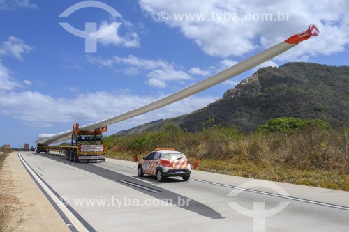 Caminhão transportando pá de hélice de aerogerador na rodovia BR-222 - Caucaia - Ceará (CE) - Brasil