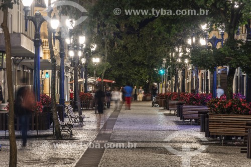 Rua XV de Novembro à noite - Curitiba - Paraná (PR) - Brasil