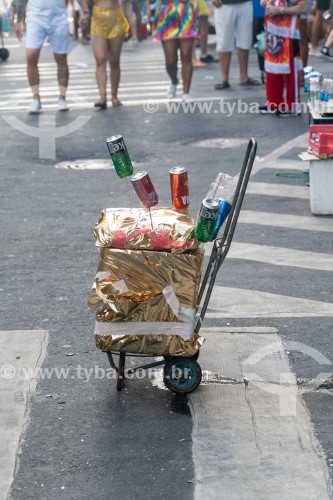 Display com latas de cerveja de vendedores ambulantes de bebida durante o desfile do bloco de carnaval de rua Areia - Rio de Janeiro - Rio de Janeiro (RJ) - Brasil