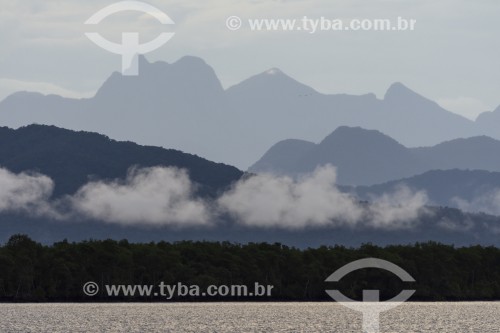 Vista de montanhas na Mata Atlântica - Vista à partir da Vila de Guaraqueçaba - Guaraqueçaba - Paraná (PR) - Brasil