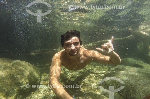 Homem nadando debaixo dágua com bastão de selfie - Área de Proteção Ambiental da Serrinha do Alambari - Resende - Rio de Janeiro (RJ) - Brasil