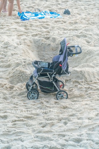 Carrinho de bebê na areia da Praia do Arpoador - Rio de Janeiro - Rio de Janeiro (RJ) - Brasil