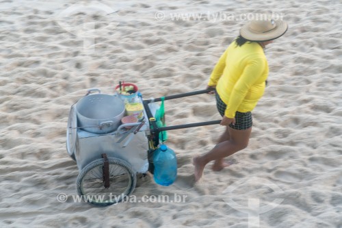 Vendedora ambulante de milho cozido na Praia do Arpoador - Rio de Janeiro - Rio de Janeiro (RJ) - Brasil