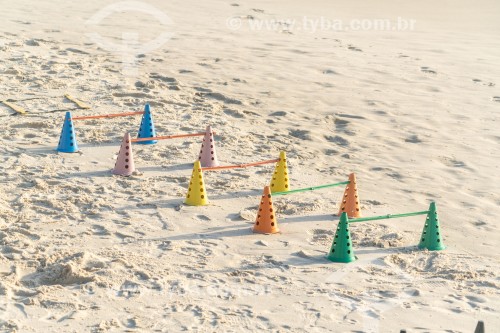 Cones utilizados em exercícios no Posto 6 da Praia de Copacabana - Rio de Janeiro - Rio de Janeiro (RJ) - Brasil