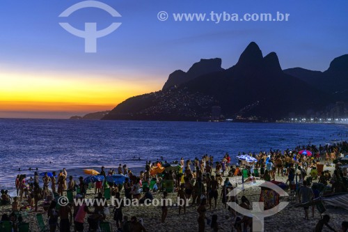 Pessoas observando o pôr do sol a partir da Praia do Arpoador - Rio de Janeiro - Rio de Janeiro (RJ) - Brasil