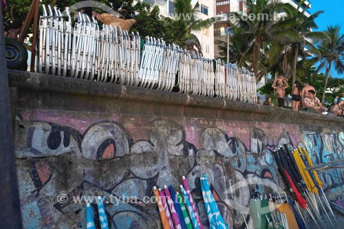 Guarda-sol e cadeiras de praia - Praia do Arpoador - Rio de Janeiro - Rio de Janeiro (RJ) - Brasil