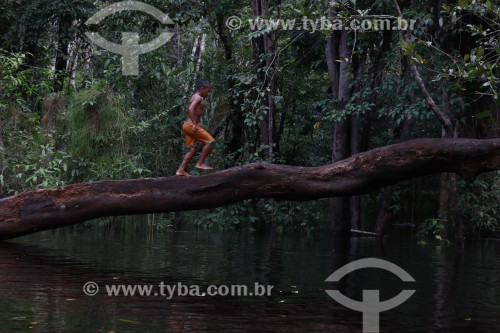 Criança brincando no igarapé da comunidade São Sebastião no Rio Negro - Manaus - Amazonas (AM) - Brasil