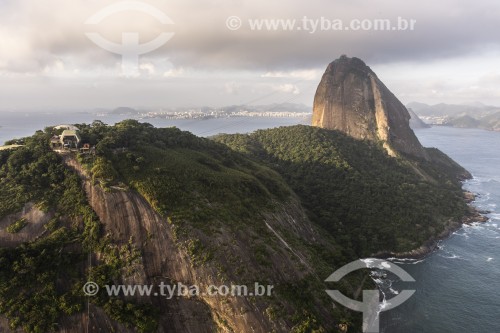 Foto feita com drone do Pão de Açúcar e da Estação do bondinho do Morro da Urca  - Rio de Janeiro - Rio de Janeiro (RJ) - Brasil