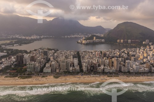 Foto feita com drone da Praia de Ipanema com a Lagoa Rodrigo de Freitas ao fundo - Rio de Janeiro - Rio de Janeiro (RJ) - Brasil