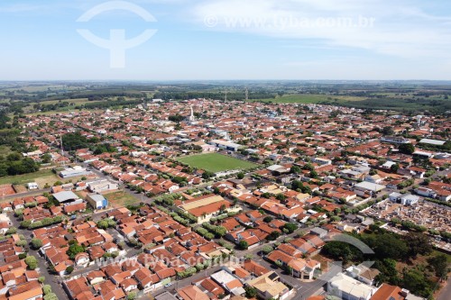 Foto feita com drone da área urbana de Poloni com campo de futebol na frente - Poloni - São Paulo (SP) - Brasil