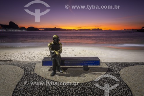 Vista da estátua do poeta Carlos Drummond de Andrade no Posto 6 durante o amanhecer com o Pão de Açúcar ao fundo  - Rio de Janeiro - Rio de Janeiro (RJ) - Brasil