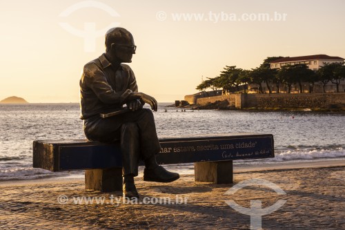 Vista da estátua do poeta Carlos Drummond de Andrade no Posto 6 durante o amanhecer - Rio de Janeiro - Rio de Janeiro (RJ) - Brasil
