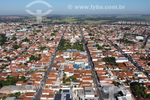 Foto feita com drone da cidade e Igreja de São Lourenço - Urupês - São Paulo (SP) - Brasil